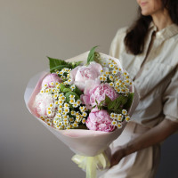 Букет с пионами и ромашкой