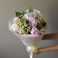 Букет с пионами и ромашкой