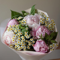 Букет с пионами и ромашкой
