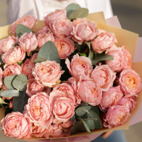 Букет пионовидных роз ДЖУЛЬЕТТА, с эвкалиптом