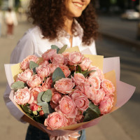 Букет пионовидных роз ДЖУЛЬЕТТА, с эвкалиптом