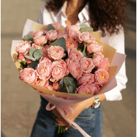 Букет пионовидных роз ДЖУЛЬЕТТА, с эвкалиптом