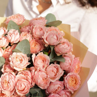 Букет пионовидных роз ДЖУЛЬЕТТА, с эвкалиптом