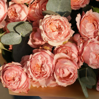 Букет пионовидных роз ДЖУЛЬЕТТА, с эвкалиптом