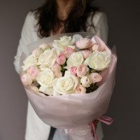 Букет с белыми розами и кустовыми пионовидными розами ДУЭТ