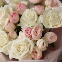 Букет с белыми розами и кустовыми пионовидными розами ДУЭТ