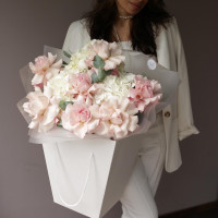 Букет французских роз с гортензией НЕЖНОЕ МГНОВЕНИЕ