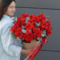 Коробка алых французских роз Нина с эвкалиптом