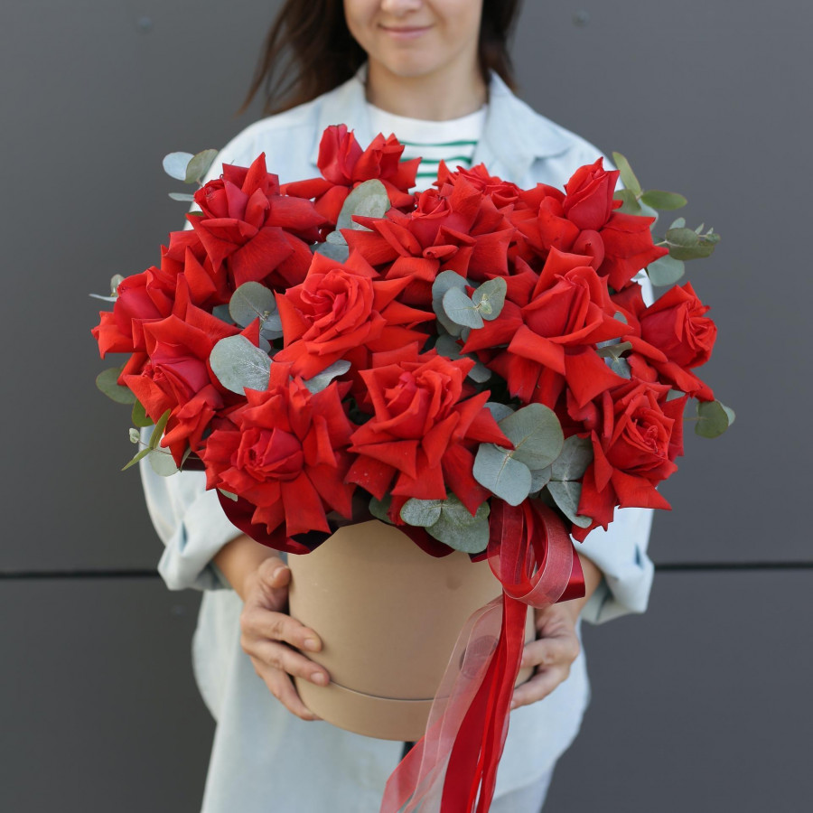 Коробка алых французских роз Нина с эвкалиптом