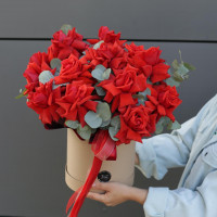 Коробка алых французских роз Нина с эвкалиптом