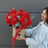 Коробка алых французских роз Нина с эвкалиптом