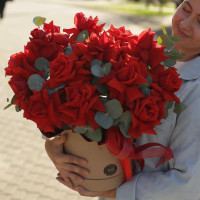Коробка алых французских роз Нина с эвкалиптом