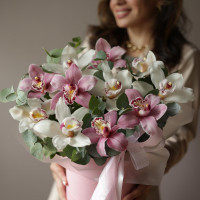 Композиция с белыми и винными орхидеями с эвкалиптом