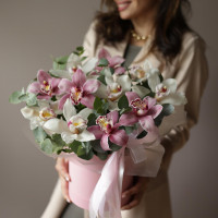 Композиция с белыми и винными орхидеями с эвкалиптом