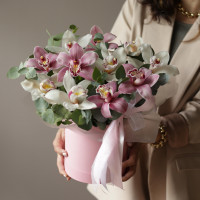 Композиция с белыми и винными орхидеями с эвкалиптом