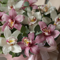 Композиция с белыми и винными орхидеями с эвкалиптом