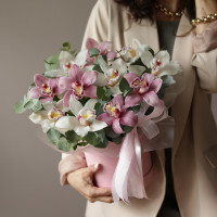 Композиция с белыми и винными орхидеями с эвкалиптом