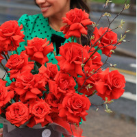 Коробка французских алых роз Нина