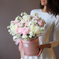 Коробка цветов из Ранункулюсов и матиолы *