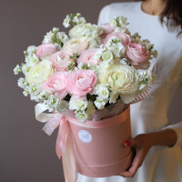 Коробка цветов из Ранункулюсов и матиолы *