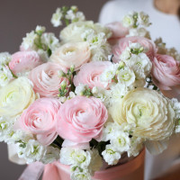 Коробка цветов из Ранункулюсов и матиолы *