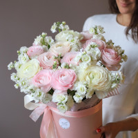 Коробка цветов из Ранункулюсов и матиолы *