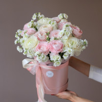 Коробка цветов из Ранункулюсов и матиолы *