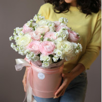 Коробка цветов из Ранункулюсов и матиолы *