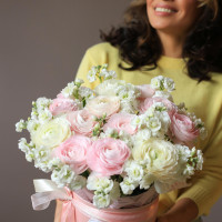 Коробка цветов из Ранункулюсов и матиолы *