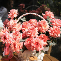 Корзина роз ЛЮБИТЬ ПО-ФРАНЦУЗСКИ