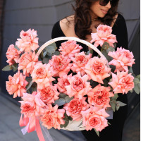 Корзина роз ЛЮБИТЬ ПО-ФРАНЦУЗСКИ