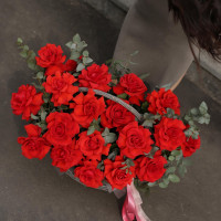 Корзина французских алых роз Nina, 19 роз *