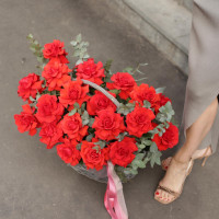 Корзина французских алых роз Nina, 19 роз *