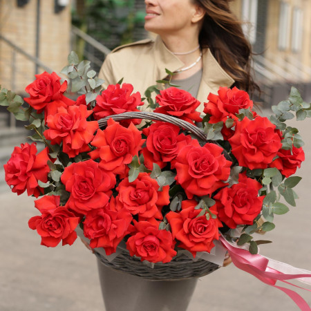 Корзина французских алых роз Nina, 19 роз *