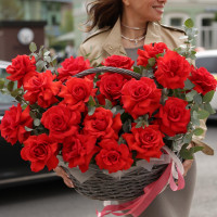 Корзина французских алых роз Nina, 19 роз *