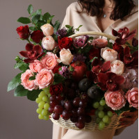 Корзина осенняя сочных цветов с фруктами Бургундия *