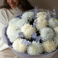 Букет хризантем белые и голубые БАБЛ ГАМ