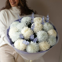 Букет хризантем белые и голубые БАБЛ ГАМ