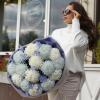 Букет хризантем белые и голубые БАБЛ ГАМ