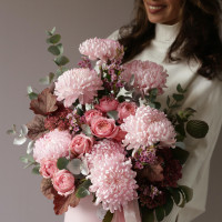 Композиция в коробке с пудровыми хризантемами и пионовидными розами Джульетта