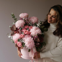 Композиция в коробке с пудровыми хризантемами и пионовидными розами Джульетта