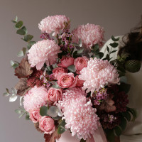 Композиция в коробке с пудровыми хризантемами и пионовидными розами Джульетта