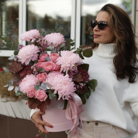 Композиция в коробке с пудровыми хризантемами и пионовидными розами Джульетта