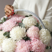 Корзина ДУО-ХРИЗАНТЕМА, белые и розовые хризантемы