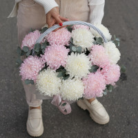 Корзина ДУО-ХРИЗАНТЕМА, белые и розовые хризантемы