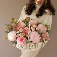 Корзина с хризантемами и розами ЗОЛОТАЯ НЕЖНОСТЬ