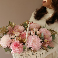 Корзина с хризантемами и розами ЗОЛОТАЯ НЕЖНОСТЬ