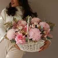 Корзина с хризантемами и розами ЗОЛОТАЯ НЕЖНОСТЬ