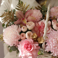 Корзина с хризантемами и розами ЗОЛОТАЯ НЕЖНОСТЬ