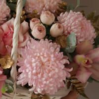 Корзина с хризантемами и розами ЗОЛОТАЯ НЕЖНОСТЬ